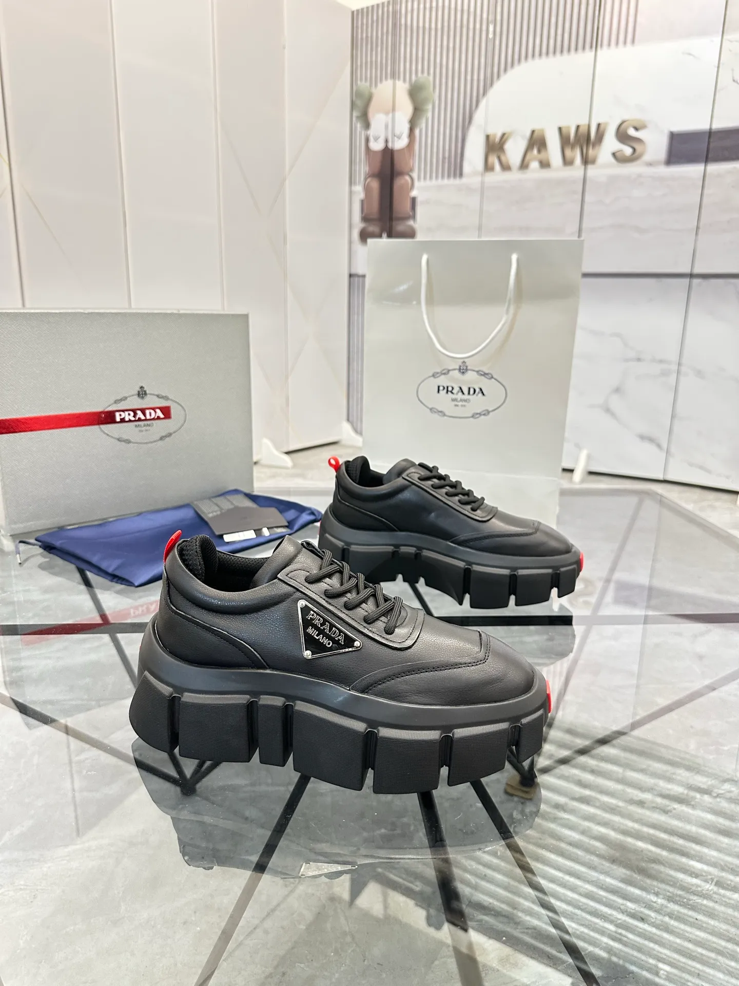 Selling men's shoes 💰: 💰P560¥ High-end top quality Product trademark: Prada * "Prada*" low-top casual shoes Regular size: 35-45 (can be customized to 46) Couple style Product material: imported first-layer cowhide leather upper, breathable lining, original outsole. No.: H201